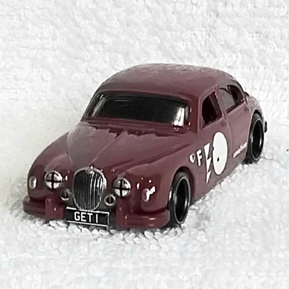 3/$24 Mint 2023 Jaguar Mk1 Hot Wheel HRY80!! - Picture 1 of 3